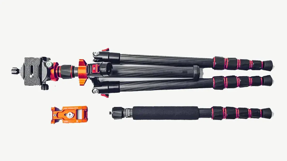 Trépied Kentfaith KF09093V2 en fibre de carbone déployé avec rotule