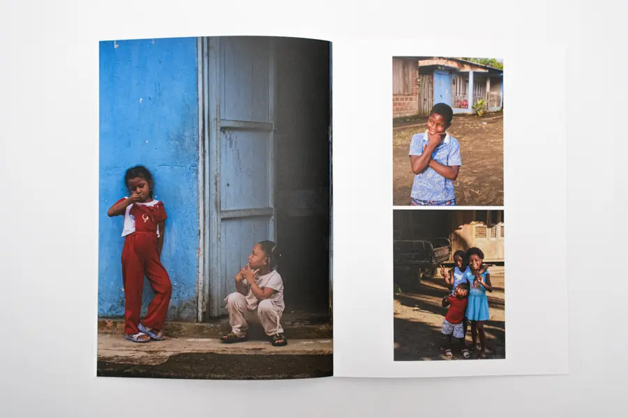 Portrait dans une album photo voyage