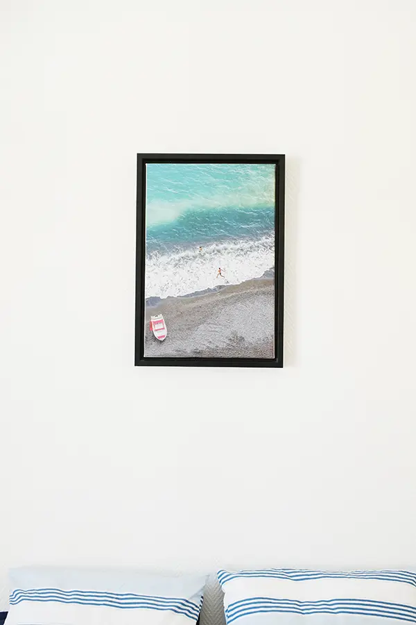 décoration murale dans une chambre avec une impression sur toile