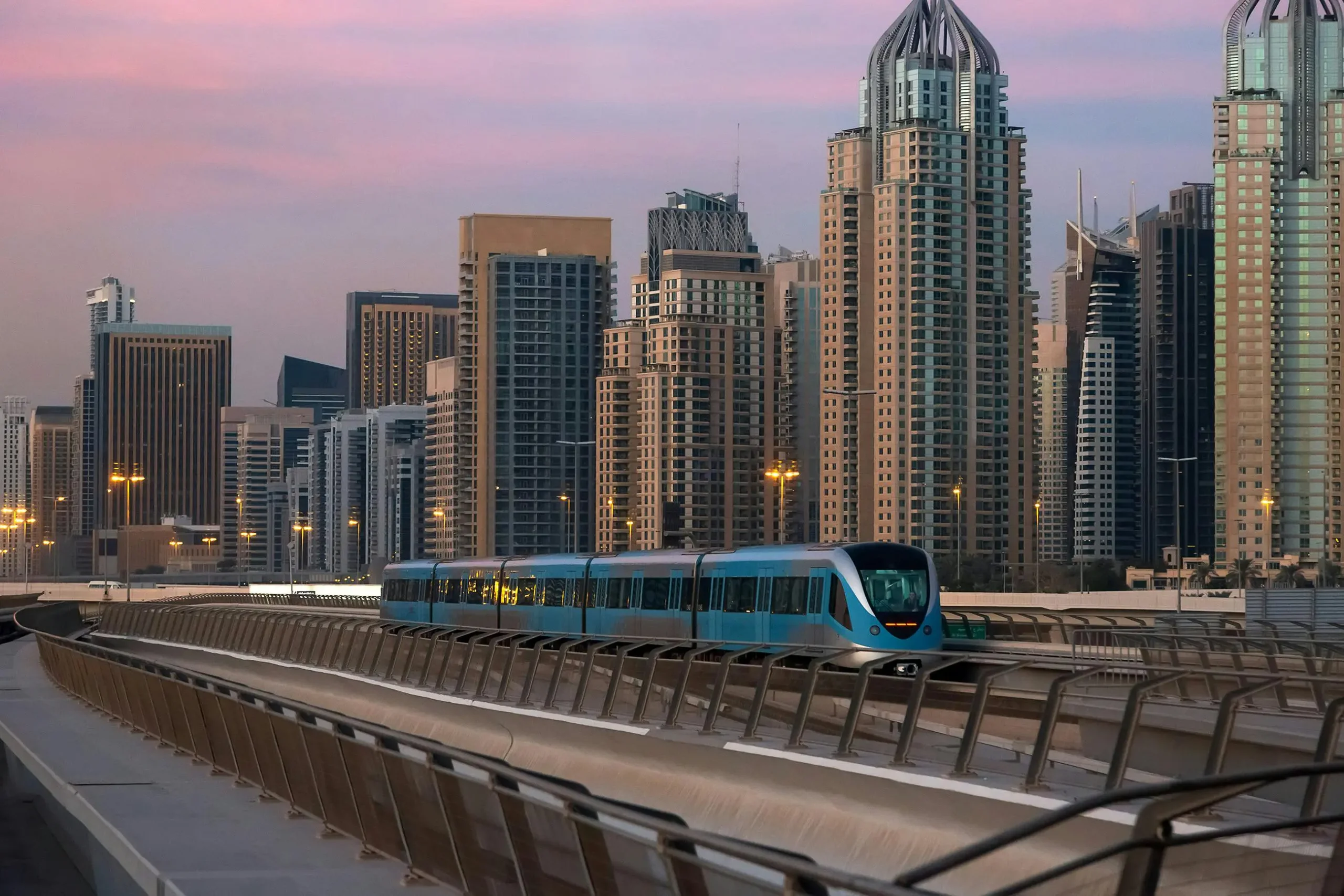 Métro aérien moderne de Dubaï passant devant les gratte-ciels de la Marina