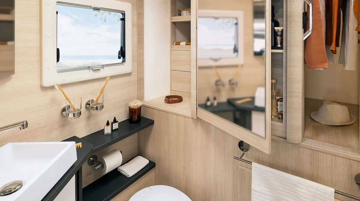 Toilette et salle de douche dans un camping car