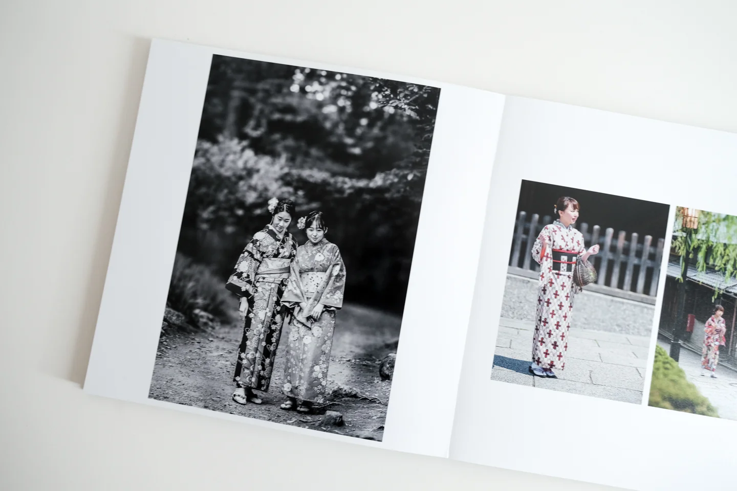 Noir et blanc dans un livre photo de voyage