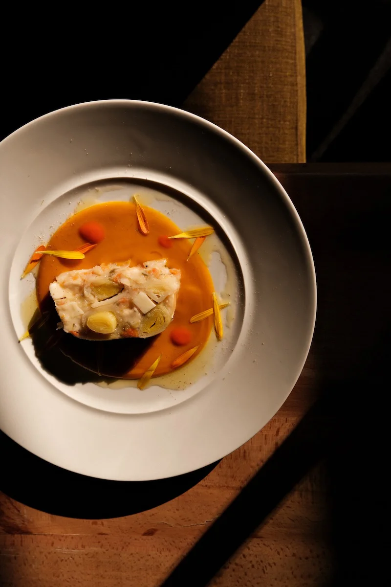 Assiette de poisson en lumière rasante, restaurant d'Ar Duen