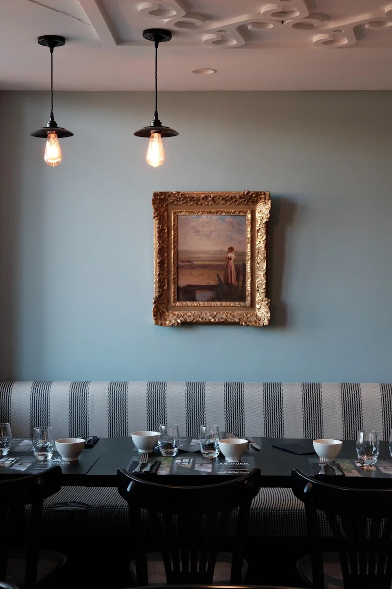 Salle de la crêperie d'Ar Duen, banquette rayée et suspensions
