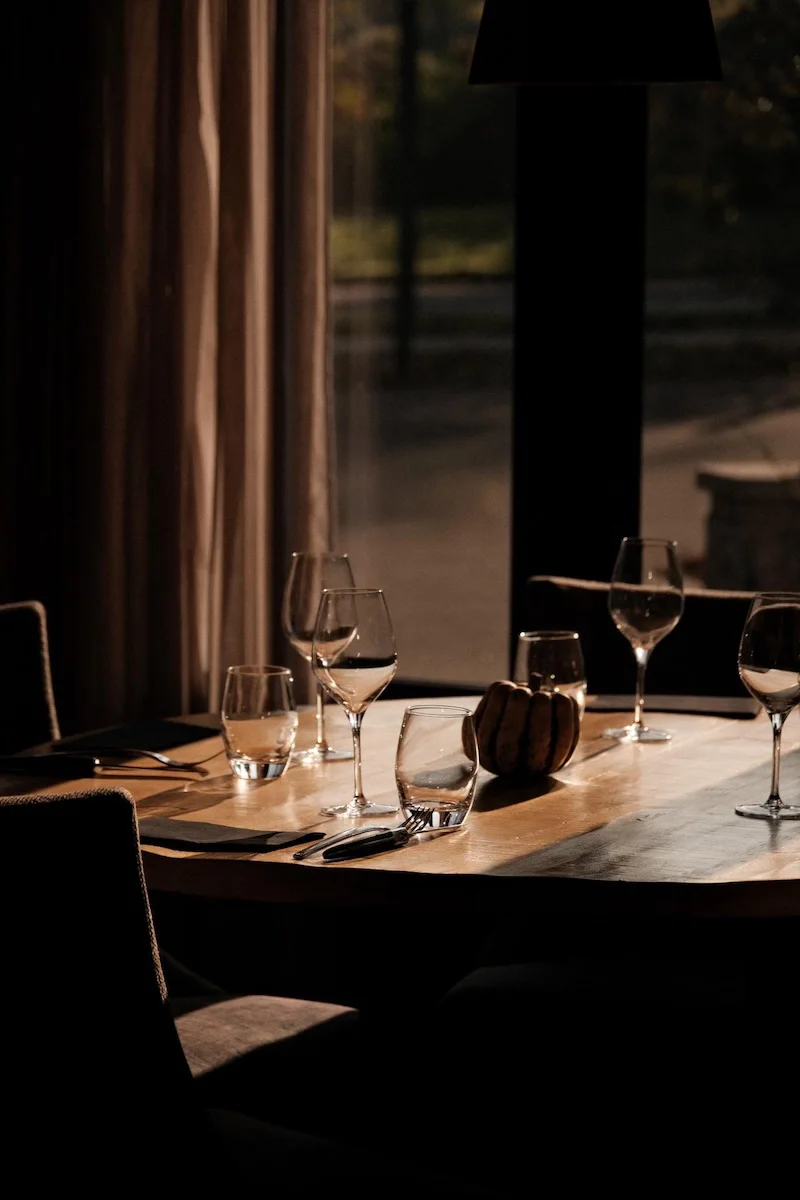 Table dressée en lumière rasante, restaurant du domaine